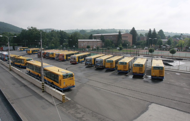 Pohled z okna na parkoviště autobusů