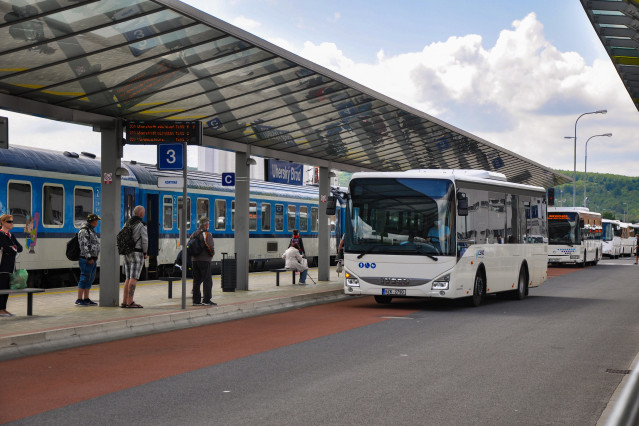 Pohled z okna na parkoviště autobusů